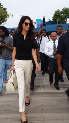 I like the look of these pants. Not tight like leggings, but tapered around ankle. Walking Down The Street, Amal Clooney, Neue Outfits, Tailored Dress, Olivia Palermo, Business Outfit, 가을 패션, Work Outfits Women