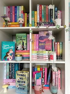 Bookcase Organisation, Cute Book Shelf Aesthetic, Bookshelf Display Ideas, Small Bookshelf Styling, Bookseller Aesthetic, Bookshelf For Room, Small Bedroom Bookshelf Ideas, Aesthetic Bookshelf Ideas, Bookshelf Organization Ideas