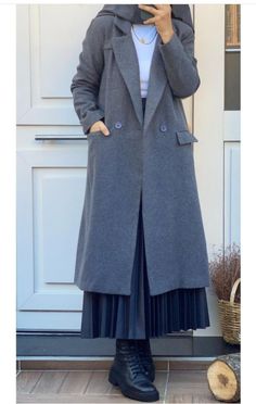 Style Kantor, Couple Winter Outfits, Wool Coat Outfit, Couple Winter, Grey Outfits, Hijab Fits, Muslim Outfits Casual