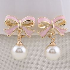 Fashion Earrings- New Design Enamel Bowknot Shape Clip on Earrings Without Piercing for Girls Simulated Pearl No Hole Ear ClipModel Number:32807653699 Material:zinc alloy+simulated pearl +enamel Size:approx1.02*0.79inches/2.6*2cm Weight:8g/0.28oz package included:1pair*clip earrings  No allergy,No fade,resistant agains Plakat Design Inspiration, Earrings Without Piercing, Бисер Twin, Gelang Manik-manik, Preppy Jewelry, Gelang Manik, Jewelry Accessories Ideas, Dope Jewelry, Stil Inspiration