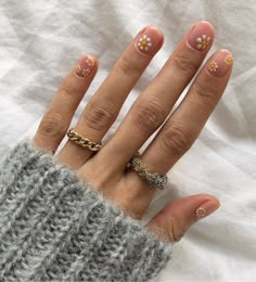 Daisy Nail Art, Christmas Summer, Elegant Nail, Daisy Nails, Spring Nail Designs, Colorful Nails, Nails 2020, Short Nail Designs