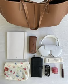 Simple Claw Clip, Half Up Half Down Hairstyle, Down Hairstyle, Everyday Bag Essentials, Everyday Hair, Inside My Bag, Purse Essentials, Handbag Essentials, What In My Bag