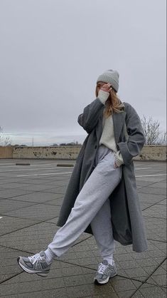 Sweatpants Outfit Women Street Style, Sweatpant Winter Outfit, Grey Tracksuit Outfit Women Winter, Gray Sweat Suit Outfit, Autumn Outfits Sporty, Winter Outfits Grey Pants, Grey Sweats Outfits Women, La December Outfits, Grey Joggers Winter Outfit