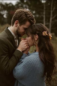 Winter Wedding Florals, Midwest Winter, Wedding Fotos, Cute Engagement Photos, Couple Engagement Pictures, Pre Wedding Photoshoot Outdoor, Engagement Pictures Poses, Pre Wedding Poses, Couple Picture Poses