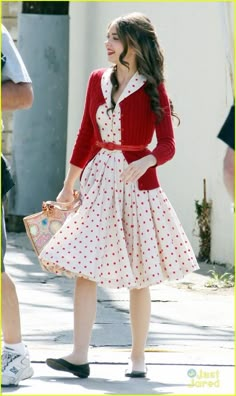 Wells Adams, Outfits Gorditas, Girls Short Dresses, 70s Inspired Fashion, Sarah Hyland, Skirt And Sneakers, Santa Monica California, People's Choice Awards, Japanese Outfits