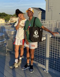 Androgynous Beach Outfits, Summer Outfits Androgynous, Couple Fits Streetwear Summer, Masc Lesbian Beach Outfit, Summer Streetwear Patchwork Shorts, Streetwear Fashion Male, Dyke Fashion, Tomboy Chic, Mens Fashion Urban