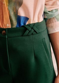 Detail Couture, Style Parisienne, Button Decor, Couture Mode, Clothing Details, Green Pants, Mode Inspiration, Fashion Sewing, Sewing Clothes