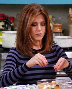 Rachel Green's Haircut, Rachel Green Red Hair, Rachel Season 3 Friends Hair, Deep Color Outfits, Medium Length Haircut Rachel Green, Rachel From Friends Hair, Friends Rachel Hair, Rachel Green Hair Short Layered, Rachel Green Hairstyles Season 1