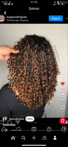 Caramel Highlights On Dark Hair, Curly Highlights, Curly Hair Cuts With Layers, Bangs Curly Hair, Hair Cuts With Layers, Brown Curly Hair