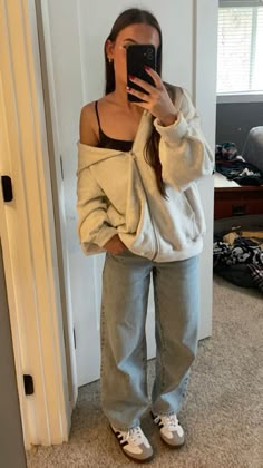 Basics Fall Outfits, Basic Outfits College, Off The Shoulder Hoodie Outfit, Fit Ideas Streetwear, Everyday Fashion Outfits 2024, Straight Girl Outfits, Clean Girl Fits For School, School Outfits Senior Year, Basic Girl Outfits Aesthetic