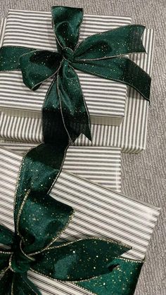 Emerald Elegance Stripes Wrapping Papers - Luxurious Holiday Gifting Redefined Wrap your gifts in sophistication this holiday season with the Emerald Elegance Stripes Wrapping Paper, exclusively from SMARTHOMEGOODIES. Designed to elevate every present into a memorable masterpiece, this premium wrapping paper combines timeless elegance with modern practicality. Crafted from 90gsm fine-art paper, it offers a high-quality feel that ensures your gifts stand out under the tree. Featuring a stunning high-definition print of elegant black stripes paired with the option of a matte or glossy finish, this wrapping paper effortlessly enhances your festive celebrations. Whether it's Christmas, birthdays, or holiday gifting, this paper delivers unmatched style and functionality. Key Features Premium Ma Christmas Theme Packaging, Fun Christmas Gift Wrapping Ideas, Fun Christmas Wrapping Ideas, Pretty Gift Wrapping Ideas, Christmas Dreaming, Christmas Decor Inspiration, Christmas Themes Decorations