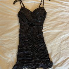 Black Homecoming Dress With Sparkles And Cut Out In The Front Dress With Sparkles, Homecoming Outfit, Black Sparkly Dress, Black Homecoming Dress, Dresses Homecoming, Winter Formal, City Vibe, Sparkly Dress, Size 6 Dress