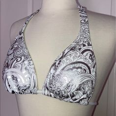 Billabong Bikini Top Gorgeous Paisley Detail Padded Small, Nwot White Beachwear Halter Top For Party, White Triangle Halter Top For Party, White Triangle Halter Top For Pool, White Fitted Triangle Halter Top, White Vacation Triangle Halter Top, White Halter Top For Pool And Beach Season, White Triangle Halter Top For Beach Party, White Fitted Halter Top For Festival, Fitted White Halter Top For Festival