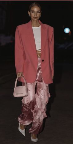 Street Style Night Out, Street Style 2024 Summer, Purple And White Outfit, Moda Outfit, Peach Fuzz, Looks Street Style, Pink Pants, Street Style Inspiration, International Fashion