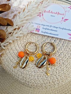 Stainless steel hoop earrings with 18k brass chains and stainless steel shell charm and orange beads Do not fade easily Carefully sent in a tracked letter pouch in a bubble envelope. Small Hoop Earrings In Orange For Gifts, Small Hoop Earrings Orange For Gift, Orange Small Hoop Earrings For Gift, Small Hoop Earrings Orange Gift, Trendy Handmade Orange Hoop Earrings, Nickel Free Orange Hoop Earrings, Orange Small Hoop Jewelry For Gifts, Orange Small Hoop Jewelry As Gift, Orange Small Hoop Jewelry Gift