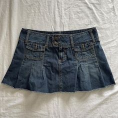 Where To Buy Mini Skirts, Mini Denim Skirt Outfit, Jean Mini Skirt Outfit, Pleated Jean Skirt, Mini Skirt Jeans, Jean Miniskirt, Mini Jeans Skirt, Grunge Downtown, Depop Clothes