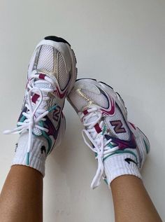 Shoe Hacks, Mode Tips, Trendy Shoes Sneakers, Dr Shoes, Pretty Shoes Sneakers, Funky Shoes, Blazer Outfit, Mia 3, Cute Sneakers