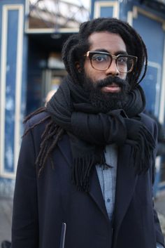 Paris Men's Fashion Week street style. [Photo by Kuba Dabrowski] Locs Men, Mens Fashion Week Street Style, Paris Mens Fashion, Streets Of Paris, Black Outfits, Mens Fashion Week, Men Street, Black Man, Outfits Men