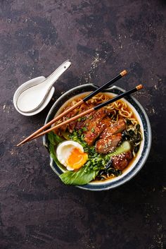 Diese Ramen-Rezepte stellen alle Instant-Nudelgerichte in den Schatten - gofeminin Ramen Soup Recipes, Clean Eating Soup, Ramen Noodle Recipes, Ramen Recipes, Instant Noodle, Idee Pasto Sano, Noodle Dishes, Healthy Eating Tips, Noodle Recipes