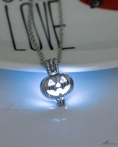 Elluis - Halloween Luminous Pumpkin Scary Face Pendant Necklace - Single Piece Pumpkin Scary, Evil Pumpkin, Scary Face, Pumpkin Necklace, Face Pendant, Skull Pendant Necklace, Jewelry Rack, Halloween Beads, Scary Faces