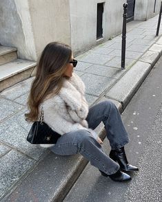 Faux Fur Jacket Outfit Casual, Faux Fur Coat Outfit Winter Chic, Chanel Scarf Outfit, Fur Jacket Aesthetic, Laidback Outfit, Faux Fur Coats Outfit, Aesthetic Brunch, Outfit Europe, Work Outfits Frauen