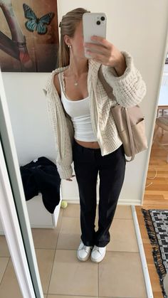 Stockholm Girl Outfits, Uniqlo Jacket Outfit, Stockholm Style Winter Outfits, Stockholm Winter Outfit, Stockholm Winter Style, Messy Outfit, Scandi Outfit, Outfit Blonde, Uniqlo Jackets