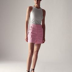 Zara Pink And White Gingham Shorts -Silver Button Trim -Side Zip Closure Chic Fitted Plaid Shorts, Preppy Summer Workwear Skort, Spring Plaid High Waist Skort, Casual Gingham Fitted Skort, High Waist Plaid Skort For Spring, Casual Fitted Gingham Skort, Chic Plaid Skort For Spring, Fitted Gingham Skort For Summer, Chic Gingham Short Bottoms