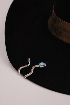 Brim Biter ™ Rattlesnake Hat Clip is a contemporary, handmade, sterling silver & turquoise jewelry clip for your hat brim, lapel, boot shaft, you name it! Material: Sterling Silver and Turquoise Vendor: Hallett Peak Item: Hat Clip Measurements: About 2" Sterling Silver Hair Accessories, Cowboy Hat Pins, Hat Pins Diy, Hat Embellishments, Silver Hair Accessories, Felt Cowboy Hats, Hat Clip, Silver Turquoise Jewelry, Cowgirl Jewelry