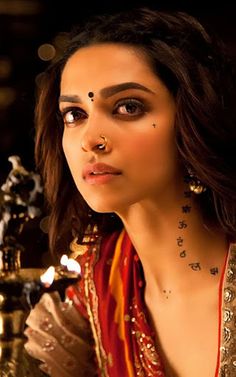 Deepika Padukone Garba Look, Leela From Ramleela, Dandiya Makeup Look Ideas, Navaratri Bindi Ideas, Dandiya Look For Women, Deepika In Ramleela, Navaratri Photo Poses, Dandiya Makeup Look, Gujarati Makeup For Garba