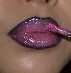 Fun Lipstick Ideas, Frosted Lipstick 90s, Y2k Popstar Aesthetic, 2000s Eye Makeup, Unique Makeup Looks, Glittery Lips, Lipstick Ideas, Rihanna Makeup, Shiny Makeup