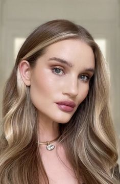 Rosie Huntington Hair, Rosie Huntington Whiteley Hair, Cara Delevingne Hair, Caramel Blonde Hair, Beige Hair, Beauty Hair Color, Light Blonde Hair