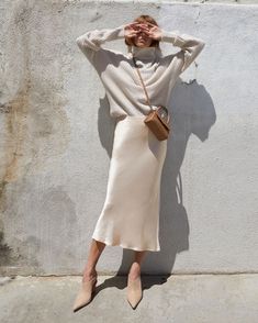 Pull Grosse Maille, Minimalist Moda, Bekväma Outfits, Rok Outfit, Look Zara, Biker Shorts Outfit, Silk Midi Skirt, Slip Skirts, Looks Street Style