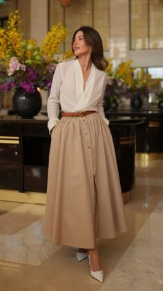 Business Office Look Inspiration with a brown skirt and belt#classy #office #business #fashion Outfit Elegantes, Fashion Fail, Trendy Fall, Style Mistakes, Classy Women, Elegant Outfit, Work Fashion, Modest Outfits