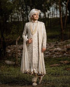 Latest Groom Jewellery Trends And Ideas For The Stylish Grooms! Groom Safa, Wedding Jewelry Ideas, Top Wedding Colors, Trending Wedding Dresses, Blue Sherwani, Sherwani For Men Wedding, Wedding Kurta