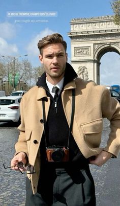 15 Must-Have Fall Travel Outfits For Women & Men: Your Ultimate Guide to an Autumn Getaway | Thanksgiving Outfits & Autumn Travel Streetwear Outfits | Late Summer Travel Outfits Travel Outfit Fall, European Fall Outfits, Fall Outfits Chic, Fall Travel Wardrobe, Cute Travel Outfits, Fall Travel Outfit, Stylish Mens Suits