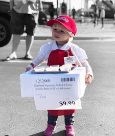 14 fun creative DIY Halloween costumes for kids and couples | 320 * Sycamore Clever Halloween, Halloween Coustumes, Clever Halloween Costumes, Games Diy, Masks Diy, Halloween Recipe, Halloween Costumes Friends, Crafts Halloween, Wallpaper Halloween