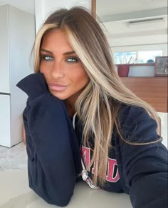 Brown Hair With Blonde Highlights Blue Eyes, Bottom Highlights Hair, Money Piece On Medium Length Hair, Rooted Blonde Balayage Money Piece, Balayage Hair Blue Eyes, Brunette To Blonde Hair Color Ideas, Hair Ideas For Blue Eyes, Hair Color Ideas Summer 2023, Brown Hair With Blonde Highlights Around Face