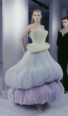 Terry Mugler, Ocean Fashion Design, Volume Fashion, Structured Fashion, Museum Fashion, Haute Couture Gowns, Dior Dress, Fashion Design Patterns