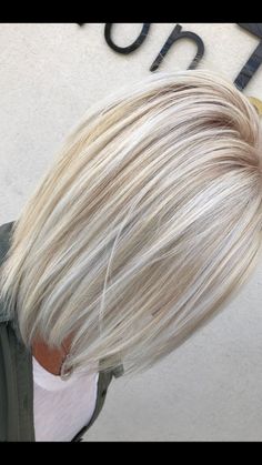 Medium Blonde With Platinum Highlights, Two Color Blonde Highlights, Short Hairstyle Blonde Highlights, Super Blonde Highlights On Blonde Hair, Blond On Blonde Highlights, Bleach Blonde Hair With Lowlights Fall, Blonde Hair Color Ideas Medium Length 2023, Hair Color For 2024 Summer, Women’s Short Blonde Hair