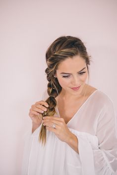 Twisted Side Braid Tutorial - adding multiple rubber bands to braid. Side Braid Tutorial, Twisted Hair, Side Braid Hairstyles, Peinados Fáciles Para Cabello Corto, Braid Tutorial, Work Hairstyles, Easy Braids, Side Braid, Trending Hairstyles