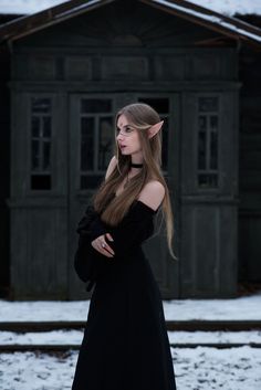 dark fantasy elf Dark Elf Female Costumes, Dark Elf Ren Faire, Dark Elf Dress, Dark Elf Costume Halloween, Dark Fae Outfits, Dark Elf Halloween Costume, Evil Elf Costume, Elf Photoshoot Ideas, Dark Fae Aesthetic Clothes