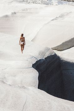 Sarah of Salty Luxe walking up the white rocks in Milos Greece Milos Greece Photoshoot, Milos Greece Photography, Milos Photoshoot, Milos Greece Aesthetic, Milos Photography, Milos Aesthetic