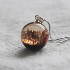 Cool Resin Jewelry, Unique Resin Ideas Jewelry, Jewelry Accessories Necklaces Silver, Couple Necklaces Aesthetic, Mains Couple, Epoxy Necklace, Wooden Necklaces, Epoxy Jewelry, Epoxy Resin Jewelry