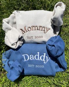 a blue and white bag sitting on top of green grass with the word mommy next to it