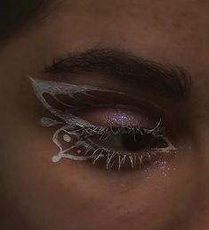 Butterfly Wings Eye Makeup, Fairy Wings Eye Makeup, Glitter Butterfly Makeup, Liner Looks Makeup, White Lashes Makeup Look, Butterfly Wings Eyeliner, Makeup Look For White Outfit, Vine Eye Makeup