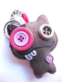 a keychain with a button on it that has a cat in the center