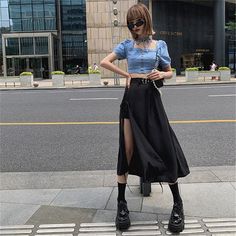 Mid Length Skirt Outfit, Japanese Street Fashion Women, Mid Skirt Outfits, Cloth Reference, High Waisted Skirt Outfit, 2023 Clothes, China Street Fashion, Japan Outfits