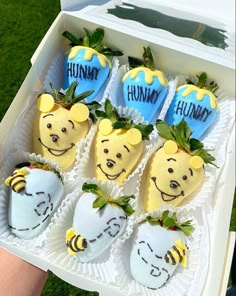 Chocolate covered strawberries that are Winnie the Pooh themed Winnie The Pooh Chocolate Covered Strawberries, Blue And Yellow Chocolate Strawberries, Winnie The Pooh Chocolate Strawberries, Winnie The Pooh Strawberries, Winnie The Pooh Treat Table, Cakesickles Ideas, Winnie The Pooh Treats