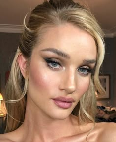 Rosie Huntington Whiteley Makeup Wedding, Rosie Huntington Whiteley Glam, Rosie Huntington Whiteley Hair Updo, Rosie Huntington Whiteley Short Hair, Rosie Huntington Makeup, Rosie Huntington Whiteley Face, Rose Huntington Whiteley Style, Rosie Huntington Hair, Rosie Huntington Whiteley Red Carpet