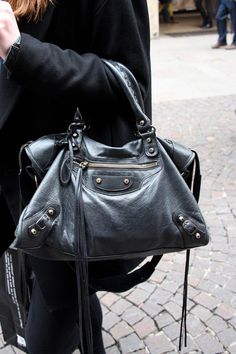 Balenciaga City Bag Outfit, Chic Minimalista, Bags Inspiration, Motorcycle Bag, Quilted Wallet, Looks Party, Quality Handbags, Minimal Chic